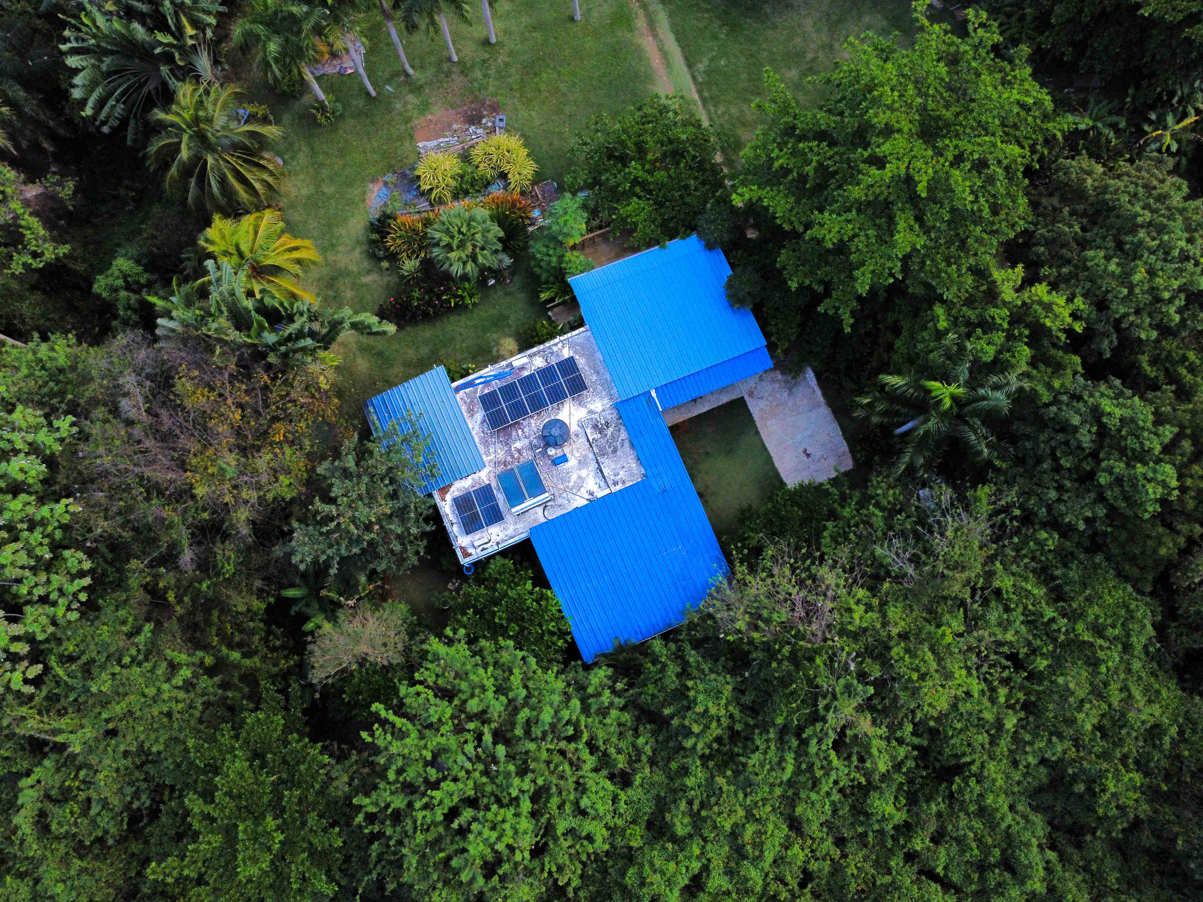Casa de finca con energia solar vista aerea